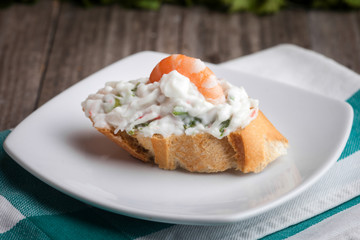 Pintxo de gamba con ensaladilla rusa