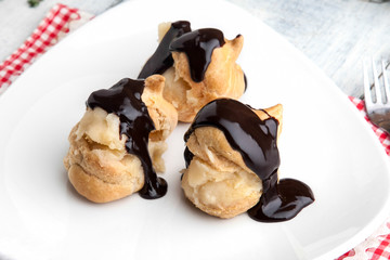 Profiteroles de chocolate rellenos de crema
