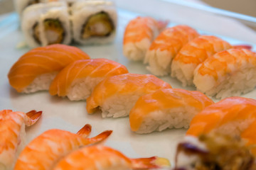 Surtido variado de sushi