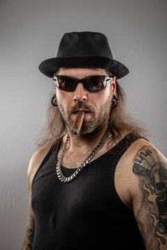 Rocker mit schwarzem Hut und Zigarre Mann raucht Zigarren