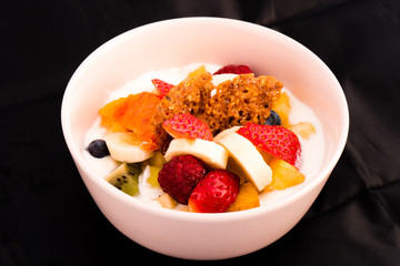 Joghurtbecher mit Früchten