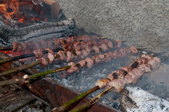 Espetadas auf dem Grill in Madeira