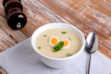 Creamy cauliflower soup with quail egg