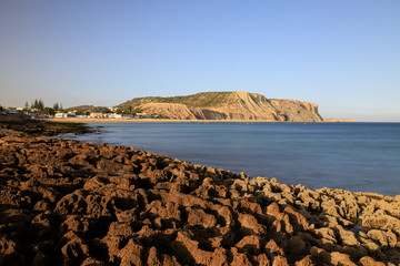 la costa dell'Algarve a Luz (Portogallo)
