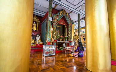 Fototapeta na wymiar Templo budista shwedagon pagoda em Yangon, Myanmar.
