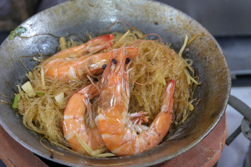 bake vermicelli with shrimp on pot on mud stove