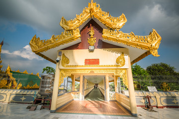 Fototapeta premium Templo budista shwedagon pagoda em Yangon, Myanmar.