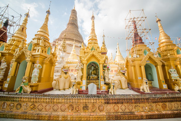 Fototapeta na wymiar Templo budista shwedagon pagoda em Yangon, Myanmar.