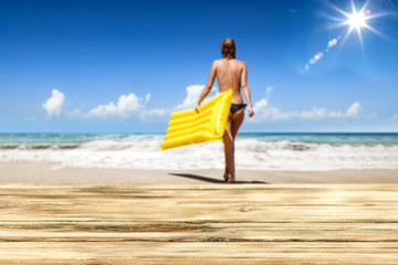 Obraz premium Desk of free space and beach landscape with sun on blue sky 
