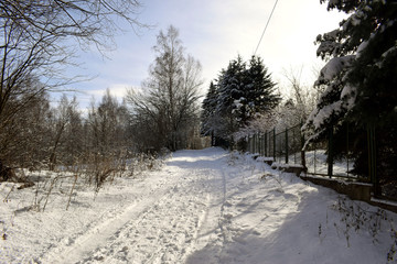 Droga pod górę, śnieg, słoneczny dzień