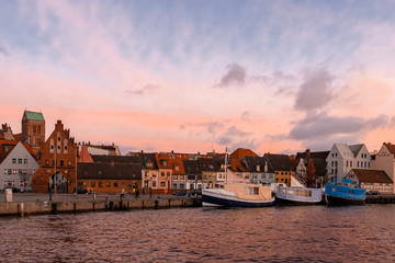 Fototapeta na wymiar Wismar alter Hafen im Sonnenuntergang
