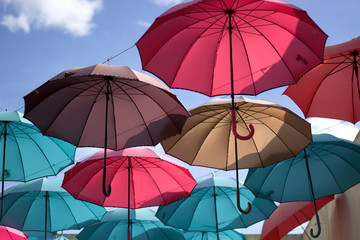 Ombrelli colorati si alzano verso il cielo blu