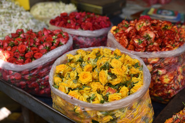 Fleurs en vrac au marché de Pondichéry, Inde du Sud