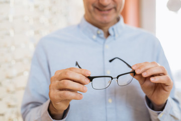 choosing the best eyeglasses that suits him