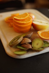 geschnittene Orange und Kiwi