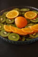 Fuchtsalat aus Kiwi und Orange mit einem GEsicht