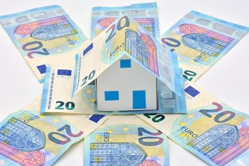 Casa hecha con billetes de 2o euros
