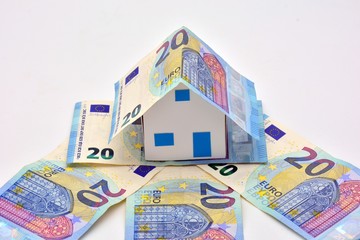 Casa hecha con billetes de 2o euros