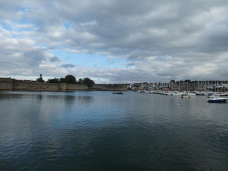 Obraz premium Ciel nuageux sur le port .