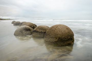Impressive Moeraki boulders and the Pacific Ocean waves