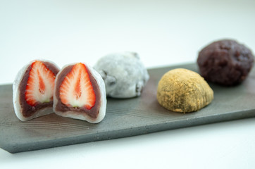 和菓子の盛り合わせ（苺大福、豆大福、おはぎ、きなこ大福）