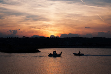 Romantyczny zachód słońca nad włoskim morzem, piękne chmury w zatoce  © Nicoletta