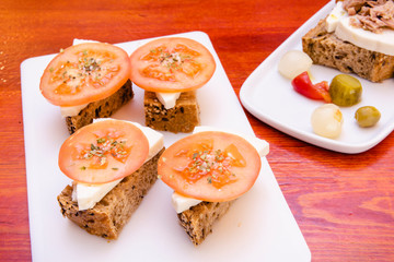 Queso fresco con rodajas de tomate