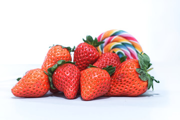 Erdbeeren mit Regenbogenfarben