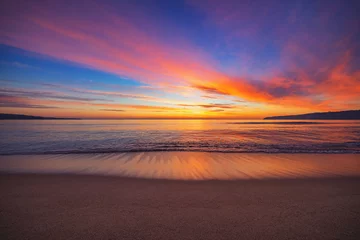 Zelfklevend Fotobehang Prachtige zonsopgang boven de zee © ValentinValkov