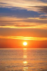 Abwaschbare Fototapete Orange Sonnenaufgang über dem Meer mit Segelfrachtschiff. Transport. Logistik. Versand.