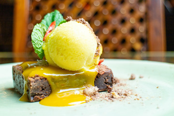 Schokokuchen mit Eis zum Dessert - Nachtisch
