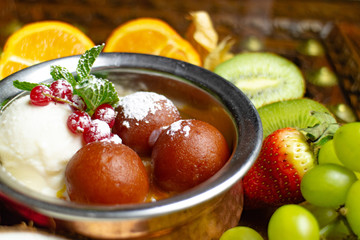 Dessert - Eis und Obst im Restaurant