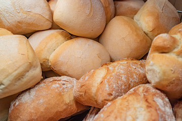 Frisches Brotregal in der Bäckerei