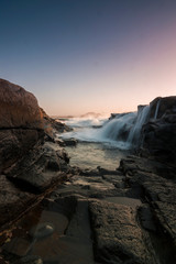 Larga exposición de agua al amanecer