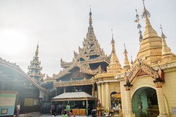 Fototapeta premium Templo budista Sule Pagoda em Yangon, Myanmar.