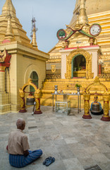 Fototapeta premium Templo budista Sule Pagoda em Yangon, Myanmar.