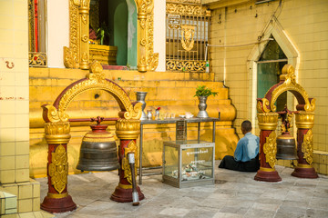 Templo budista Sule Pagoda em Yangon, Myanmar.