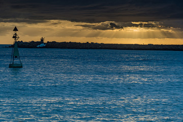 Fototapeta premium Crepuscular Rays over Newcastle Break Wall