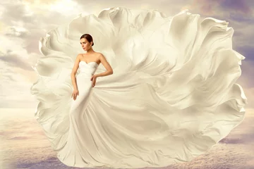 Frau weißes Kleid, Model in langem Seidenkleid, fliegender flatternder Stoff im Wind © inarik