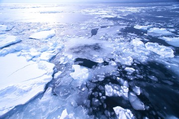 オホーツク海の美しい流氷 © kat334