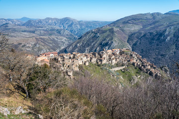 Obraz premium Abandoned Ruins of a Mountain Village Destroyed by an Earthquake in Italy