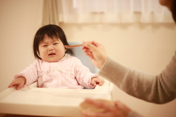 Fototapeta premium 離乳食を嫌がる赤ちゃん