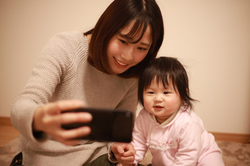 スマートフォンを使う親子