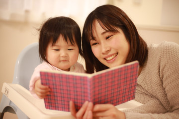 絵本を読む親子