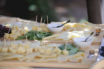 mesa con tablas de queso servicio de catering