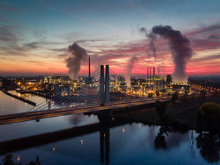 Industriepark Höchst mit Farbwerksbrücke in der Morgendämmerung