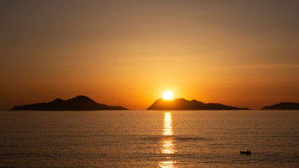 Naklejka na ściany i meble Sonnenuntergang über den Ciés Inseln in Galizien
