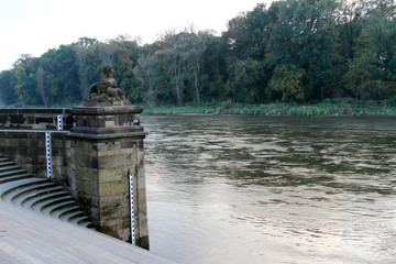blick auf den fluss und die treppen eines historischen gebäudes in dresden sachsen deutschland...