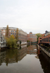 blick auf geb&auml;ude direkt am wasser in dresden sachsen deutschland fotografiert w&auml;hrend einer sightseeing tour
