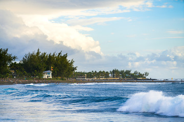 plage de l'étang salé les bains, plage de sable noir de la Réunion, île de la réunion